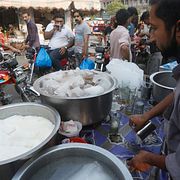 En gatuförsäljare säljer dryck i Pakistan. Illustrationsbild från 2020.