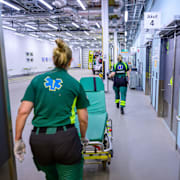 Ambulanssjuksköterskor, arkivbild. 