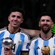 Enzo Fernández, Lionel Messi och Emiliano Martinez är glada efter att ha vunnit VM 2022. Till höger deppar Kylian Mbappé, som vann skytteligan i mästerskapet men alltså förlorade mot Argentina i finalen.