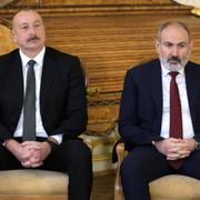 Ilham Aliyev, Azerbajdzjans president, bredvid Armeniens premiärministern NIkol Pasjinjan.