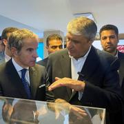  IAEA-chefen Rafael Mariano Grossi tillsammans med ordföranden för Irans kärnenergimyndighet,  Mohammad Eslami, under ett besök i Teheran i april. 