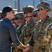 USA:s försvarsminister pete Hegseth hälsar på amerikanska soldater.