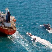 Ett sydkoreanskt tankfartyg med båtar från iranska revolutionsgardet i släptåg 2021.