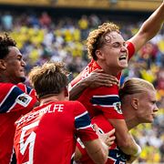 Oscar Bobb, David Møller Wolfe, och Erling Braut Haaland jublar tillsammans.