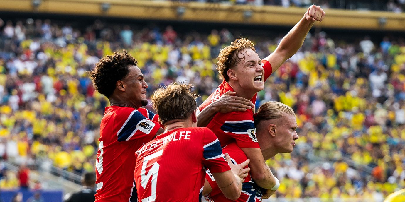 Oscar Bobb, David Møller Wolfe, och Erling Braut Haaland jublar tillsammans.