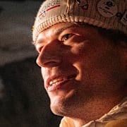 Bronsmedaljören Sturla Holm Lægreid möter pressen efter loppet. 