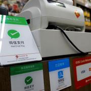 Arkivbild: Skyltar för bland annat WeChat Pay och Alipay vid en butik i Singapore