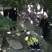 Polis vid ingången till grottan.