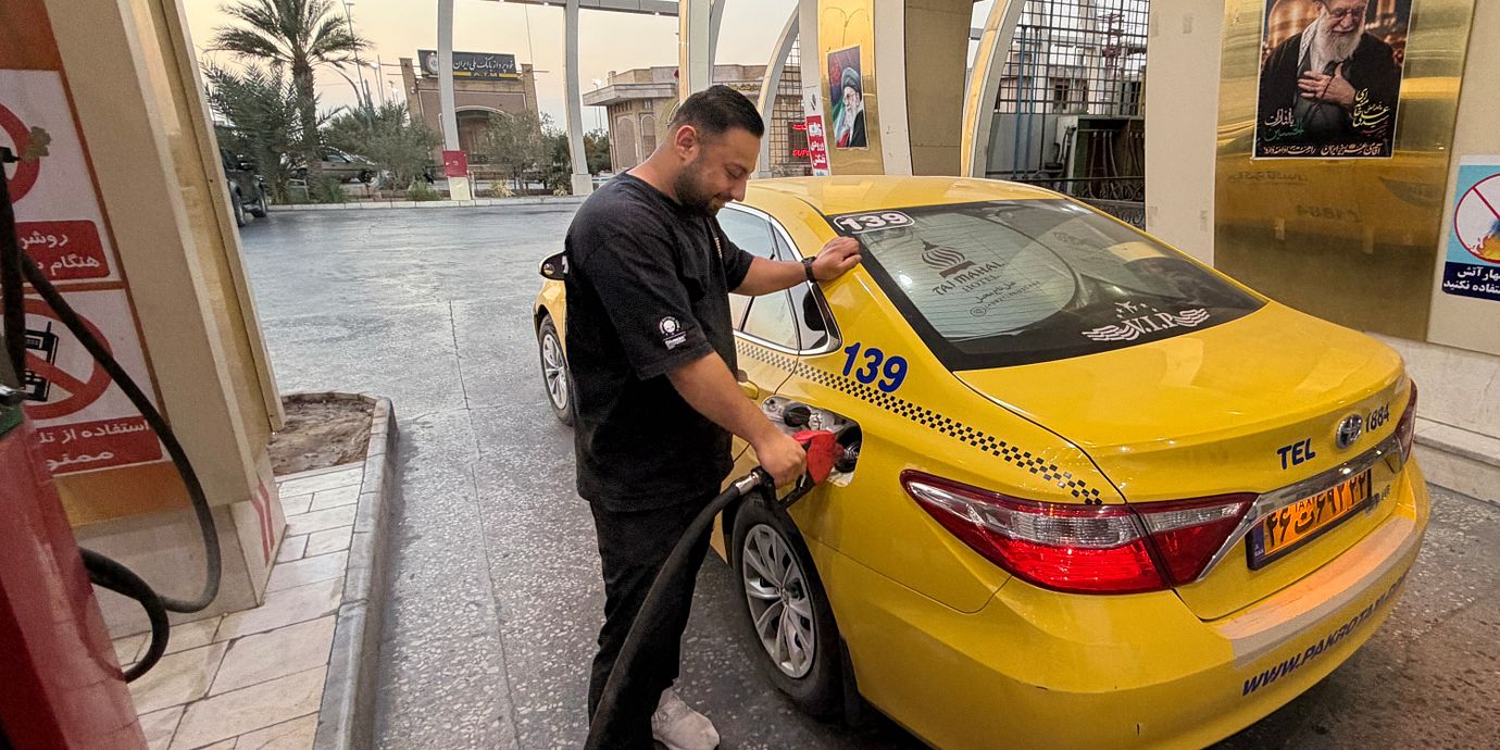 En taxichaufför tankar sin bil i Ardakan i Iran tidigae i höst.