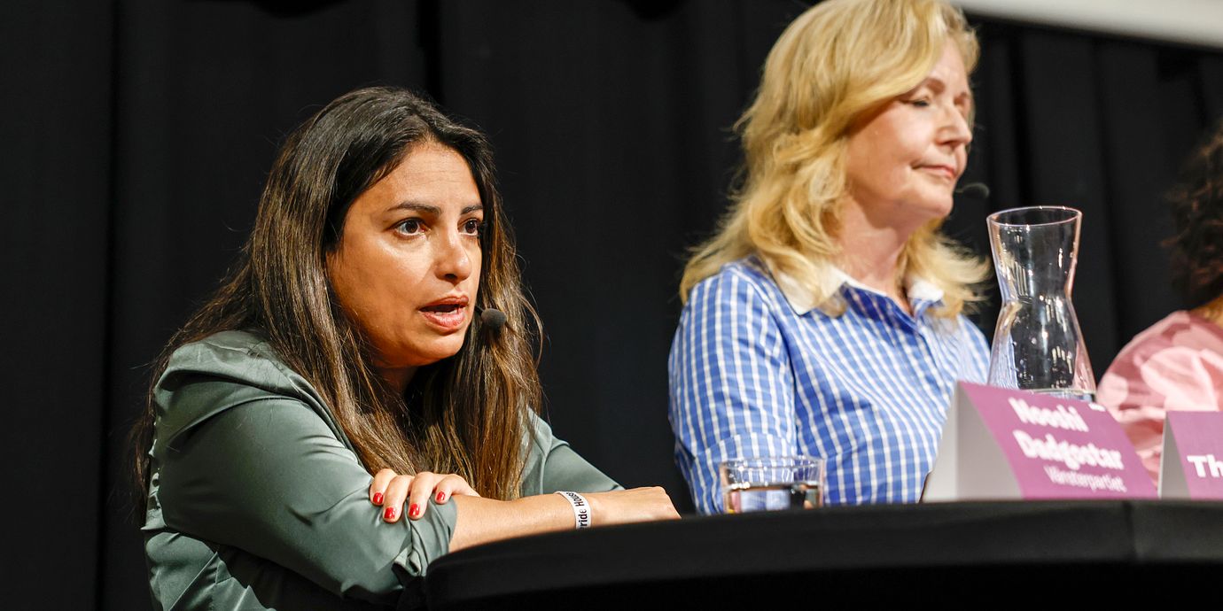 
RFSL:s partiledardebatt med Nooshi Dadgostar (V) och Elisabeth Thand Ringqvist (C), juli 2026.