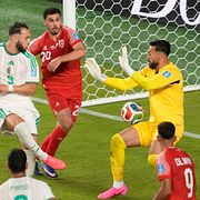 Algerias Amine Gouiri gör det avgörande målet. 