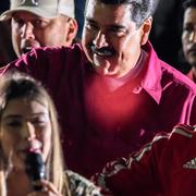 Nicolás Maduro dansar med supportrar för att fira valresultatet.