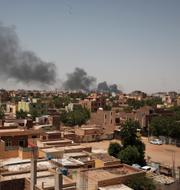 Rök stiger över Khartum. Marwan Ali / AP