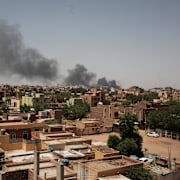 Rök stiger över Khartum. Marwan Ali / AP