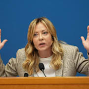 Giorgia Meloni på fredagens presskonferens.