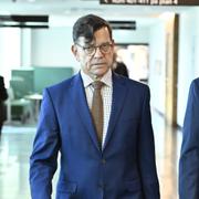 Henrik Landerholm med sin advokat Johan Eriksson i Attunda tingsrätt på måndagen.