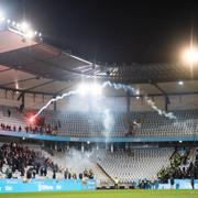 En bengal kastas mellan supportrarna efter matchen. 