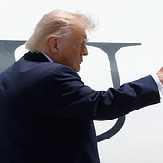 Trump / en iransk robot som slagit ner på Västbanken.