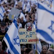 Protester mot Netanyahu utanför Knesset i Jerusalem.