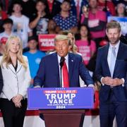 Donald Trump under valkampanjens slutspurt, omgiven av Michael Boulos, Tiffany Trump, Eric Trump och Donald Trump Jr. 