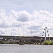 Elva personer rapporteras ha omkommit i en flygolycka i Tomblaine i nordöstra Frankrike. Bilden visar en bro i Tomblaine, men har i övrigt ingen koppling till innehållet i artikeln.