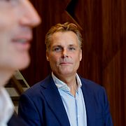 Ola Serneke i bakgrunden i samband med en pressvisning av Karlatornet sensommaren 2023. I förgrunden syns finansmannen Erik Selin.