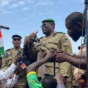 Mohamed Toumba, en av soldaterna som avsatte Mohamed Bazoum, talar till sina anhängare i Niamey, Niger 6 augusti. 