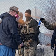 En agent från den federala migrationspolisen använder pepparspray när demonstranter protesterar mot migrationsmyndigheten ICE efter att Renee Good skjutits ihjäl av en ICE-agent.