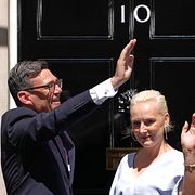 Storbritanniens nya premiärminister Andy Burnham och frun Marie-France van Heel.