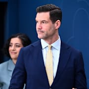 Migrationsminister Johan Forssell (M) på väg in till pressträffen.