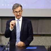 Riksbankschef Stefan Theéden 