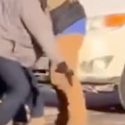 Klipp i sociala medier tycks visa hur Pretti avväpnas. 