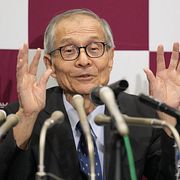 Kenso Soai vid en presskonferens vid vetenskapsuniversitetet i Tokyo efter tillkännagivandet.