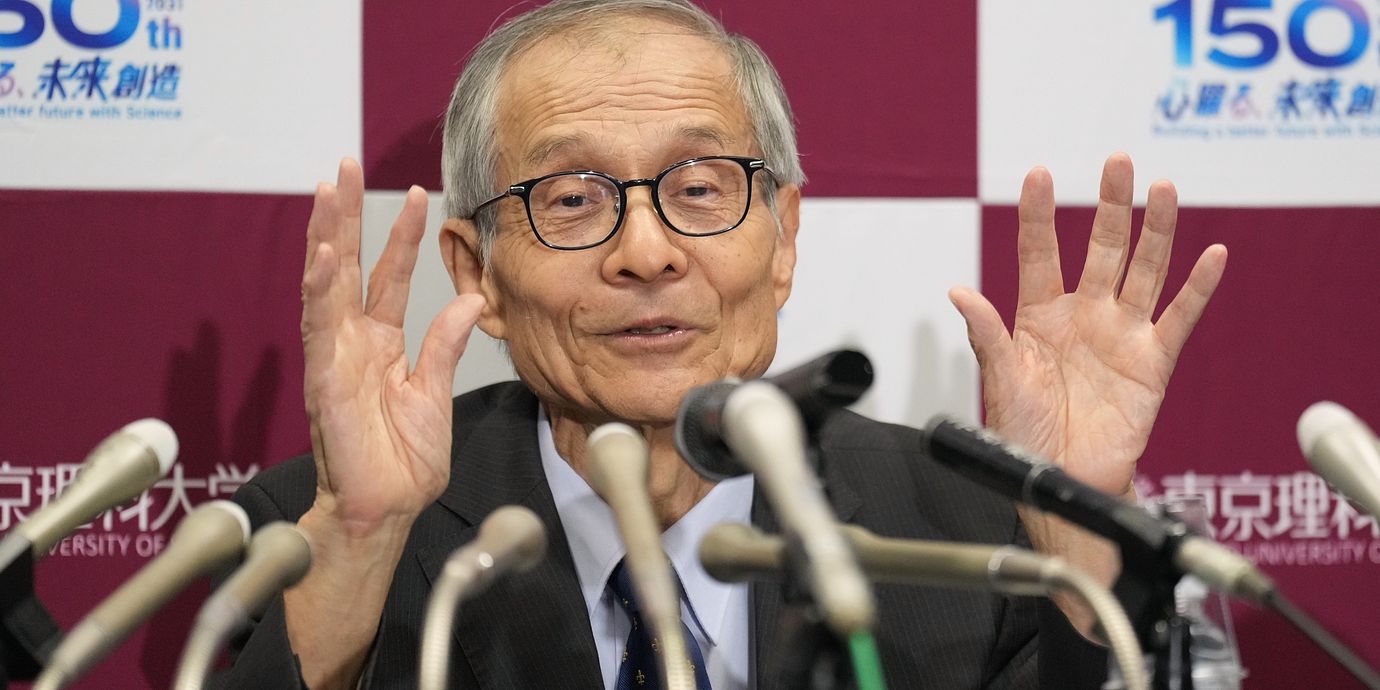 Kenso Soai vid en presskonferens vid vetenskapsuniversitetet i Tokyo efter tillkännagivandet.
