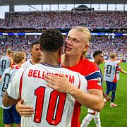 Norske stjärnan Erling Braut Haaland kramar om Jude Bellingham under VM.