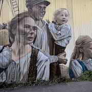 Väggmålning i Göteborg med referenser till Vilhelm Mobergs utvandrarna.