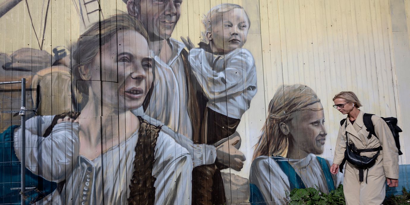 Väggmålning i Göteborg med referenser till Vilhelm Mobergs utvandrarna.