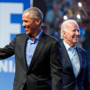 Barack Obama och Joe Biden under ett kampanjmöte 2022.