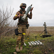 Ukrainsk soldat/Joe och Jill Biden, arkivbild.  TT.