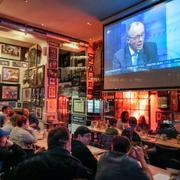 Människor lyssnar på Merz i en pub i Berlin.