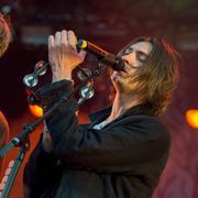 Gustav Norén (t h) tillsammans med Mando Diao-kollegan Björn Dixgård på Bråvalla-festivalen 2013.