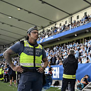 Ordningsvakter på plats vid läktaren under en MFF-match. Arkivbild. 