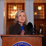 Hillary Clinton håller presskonferens efter förhöret.