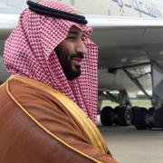 Kronprinsen Mohammed bin Salman skakar hand med en medarbetare vid den saudiska ambassaden i Argentina.