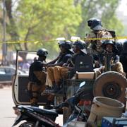 Soldater patrullerar i Ouagadougou efter attackerna i staden. 