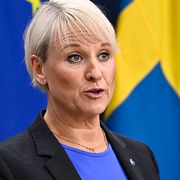 Äldre- och socialförsäkringsminister Anna Tenje (M) och arbetsmarknadsminister Johan Britz (L) på den aktuella presskonferensen.