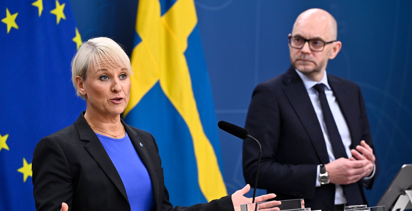 Äldre- och socialförsäkringsminister Anna Tenje (M) och arbetsmarknadsminister Johan Britz (L) på den aktuella presskonferensen.