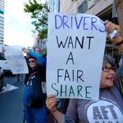 Demonstration mot lönerna på taxitjänstbolag i USA. Arkivbild från 2019. 