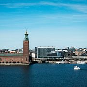 Utsikt över Riddarfjärden med Stockholms Stadshus.