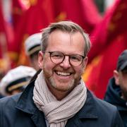 Inrikesminister Mikael Damberg under Socialdemokraternas 1:a majtåg på väg mot Folkets Park i Malmö.